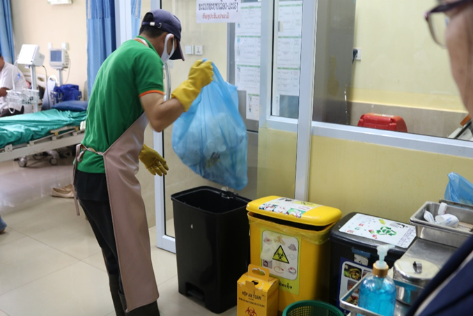 20201104-WASH-photo4-hospital-staff